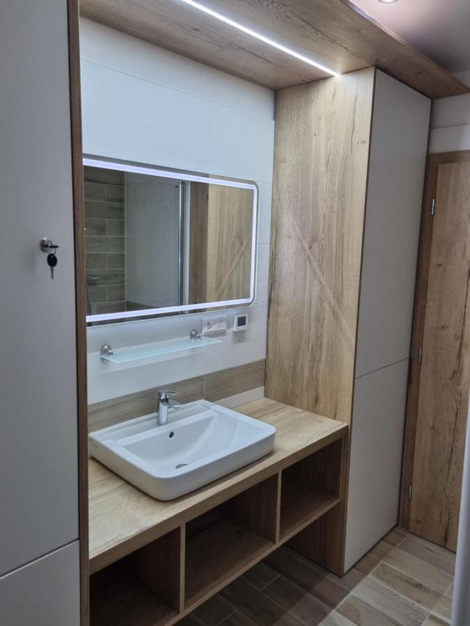 Apartman Nerudovka D 104, Finska Sauna, Garazove Stani Loučná pod Klínovcem Bagian luar foto